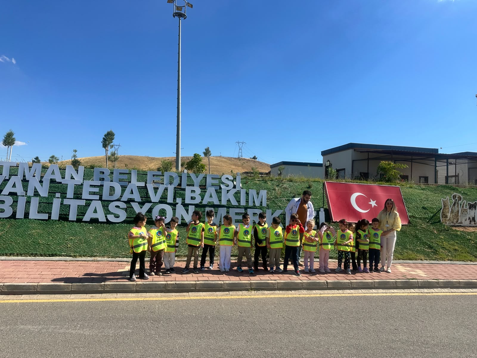 MİNİK ÖĞRENCİLER HAYVANLARLA YAKINDAN İLGİLENDİ