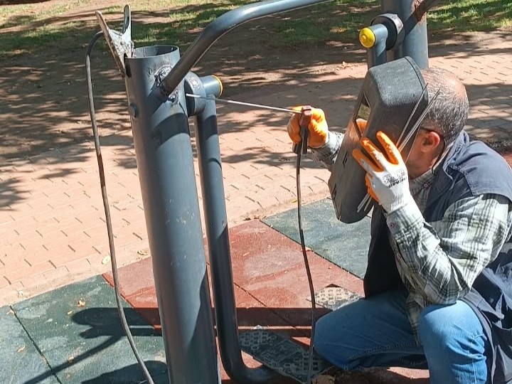 PARKLARDAKİ DONATILAR YENİLENİYOR
