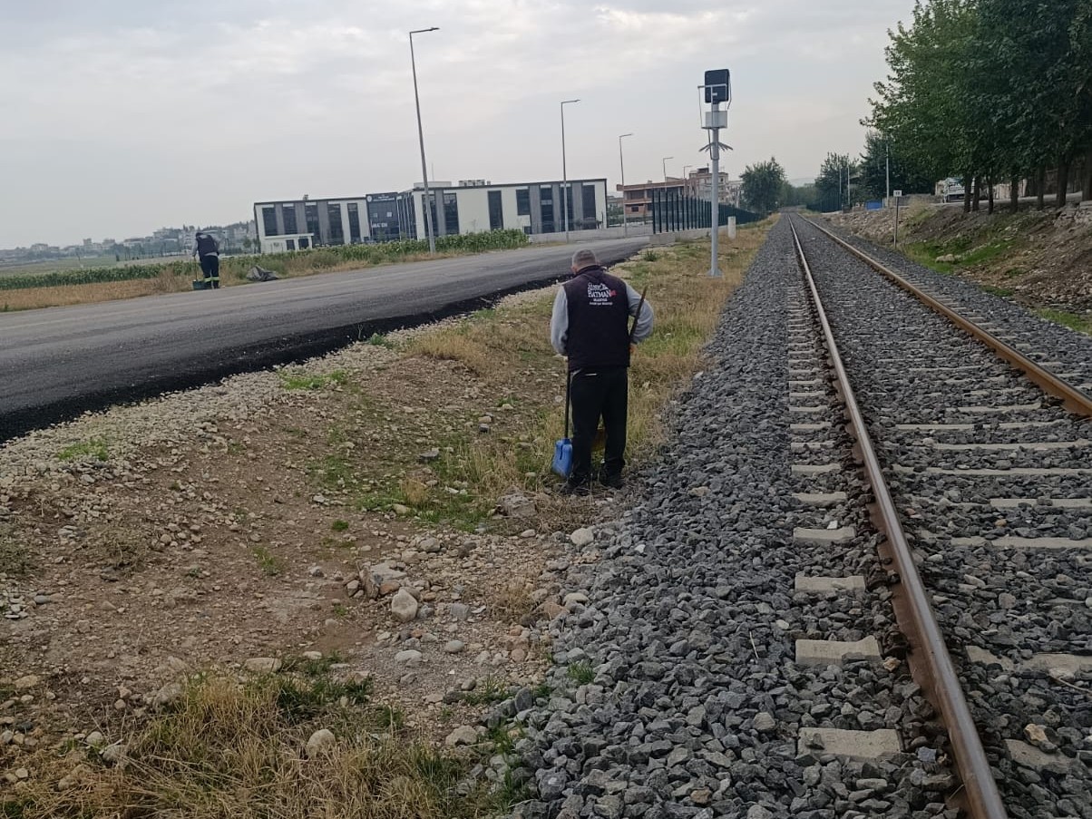 BATMAN BELEDİYESİ’NDEN DEMİRYOLU GÜZERGÂHI VE ÇEVRE YOLLARINDA TEMİZLİK ÇALIŞMASI